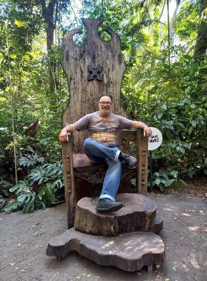 Trono de madeira e Paulo Violante após restauração